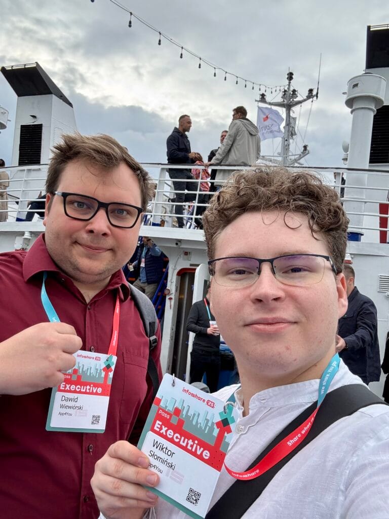 wiktor słomiński i dawid wiewiórski z app4you na konferencji it infoshare 2025 w gdańsku